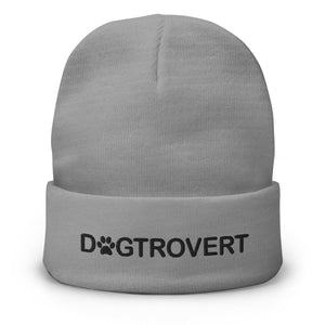 Grå beanie med texten Dogtrovert – broderad mössa för hundägare från Pyntat.