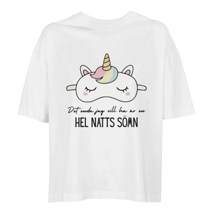 Oversize t-shirt med texten "Det enda jag vill ha är en hel natts sömn".