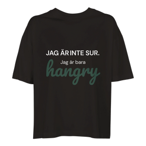 Svart oversize t-shirt med texten "Jag är inte sur, jag är bara hangry", designad av Pyntat.