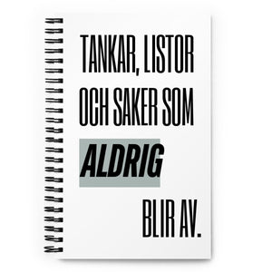 Notebook med texten "Tankar listor och saker som aldrig blir av" – spiralbunden med prickade sidor.