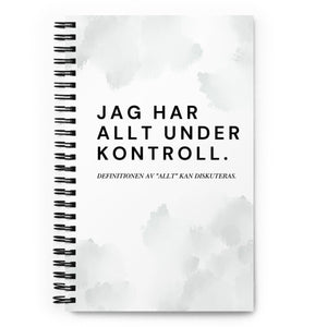 Notebook med texten "Jag har allt under kontroll, definitionen av allt kan diskuteras" – spiralbunden med prickade sidor.
