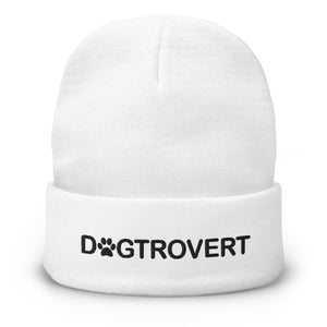 Vit beanie med texten Dogtrovert – broderad mössa för hundägare från Pyntat