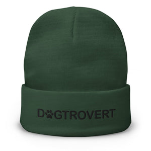Grön beanie med texten Dogtrovert – broderad mössa för hundägare från Pyntat.