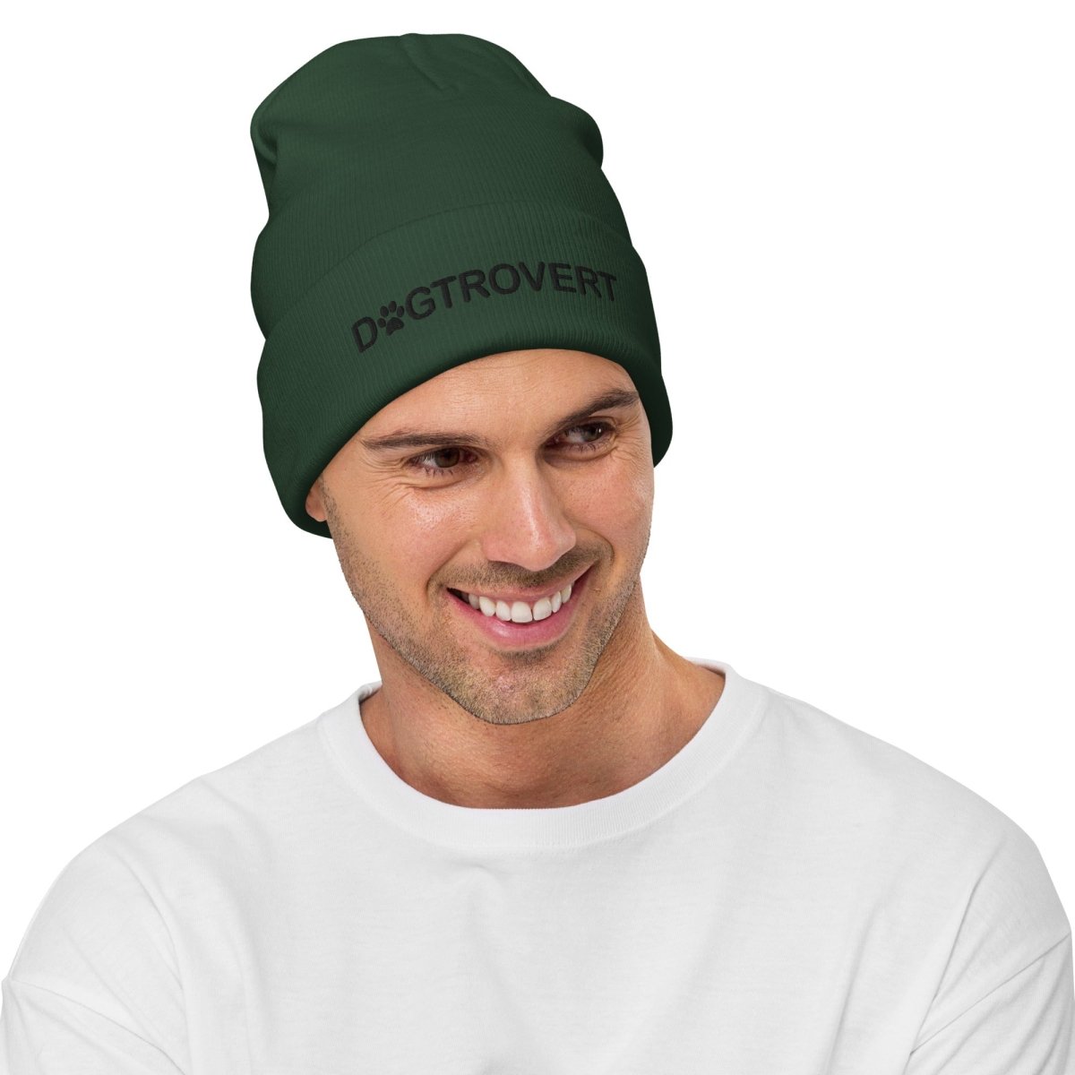 Person i grön beanie med Dogtrovert-brodyr – rolig present till hundälskare.