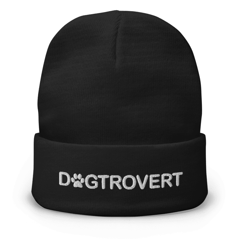Broderad onesize mössa – Dogtrovert - Pyntat - Presenter och vardagsprodukter med personlighet
