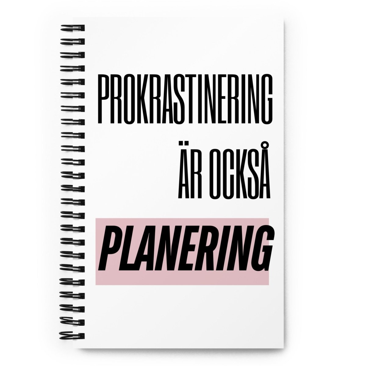 Notebook med texten "Prokrastinering är också planering" – spiralbunden med prickade sidor.