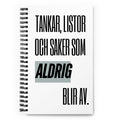 Notebook med texten "Tankar listor och saker som aldrig blir av" – spiralbunden med prickade sidor.