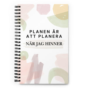 Notebook med texten "Planen är att planera när jag hinner" – spiralbunden med prickade sidor.