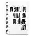 Notebook med texten "Här skriver jag ner allt som jag glömmer ändå" – spiralbunden med prickade sidor.