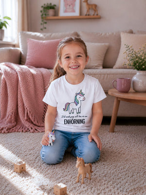 Barn i vit t-shirt med enhörningstryck från Pyntat.