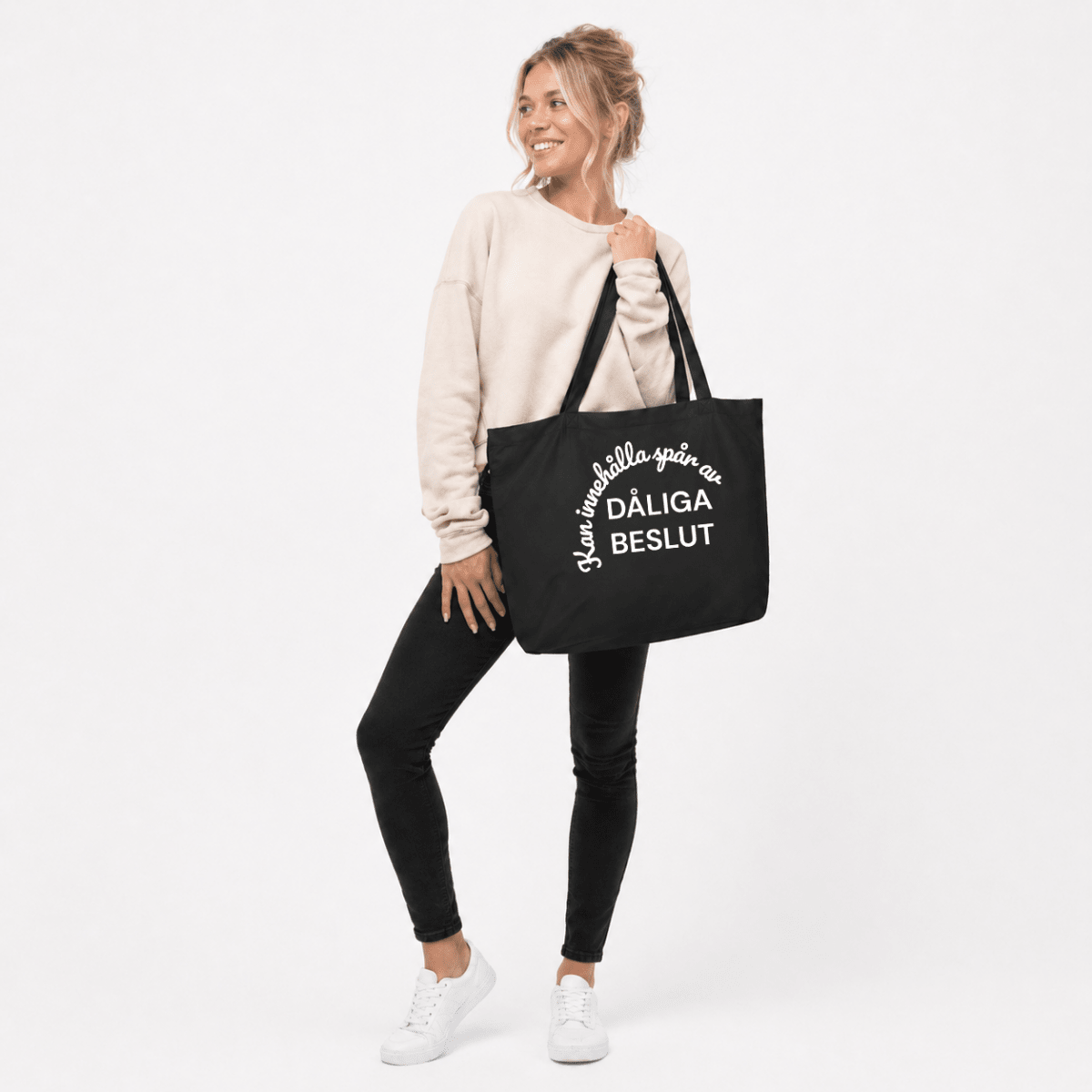 Tygpåse XL - Kan innehålla spår av - Pyntat - Tygpåsar med citat, presenter och uttryck att matcha med familj och vänner